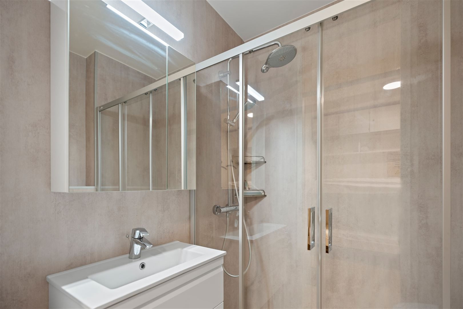 Grote vernieuwde zuidgerichte studio met groot terras foto 9