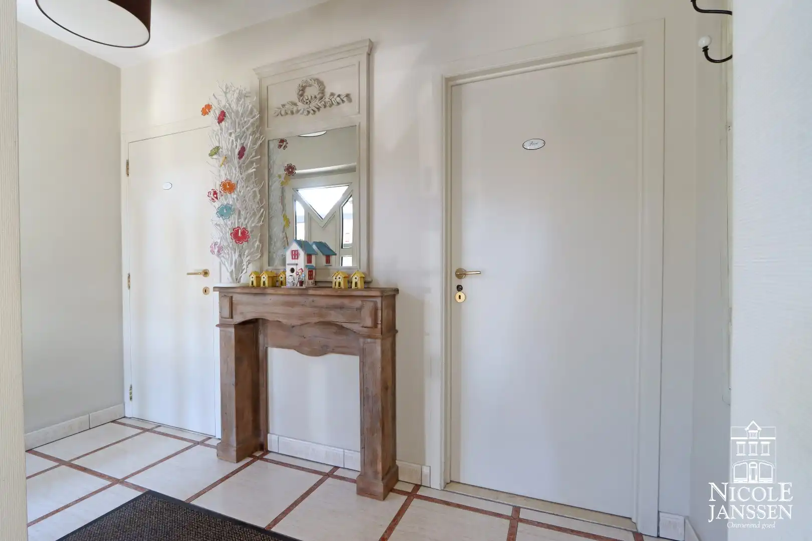 Instapklare woning met ruimte voor praktijk en mooie ingesloten tuin in Bree centrum foto 4