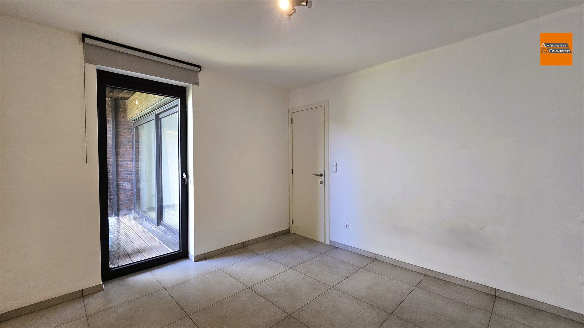  Gelijkvloersappartement met 2 slaapkamers, tuin, berging en parking foto 7