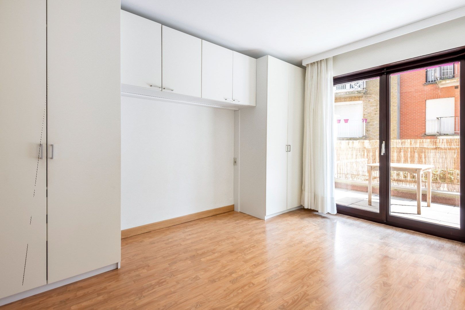 Ruim, ongemeubeld appartement met groot zonneterras achteraan, gelegen op de Kustlaan. foto 9