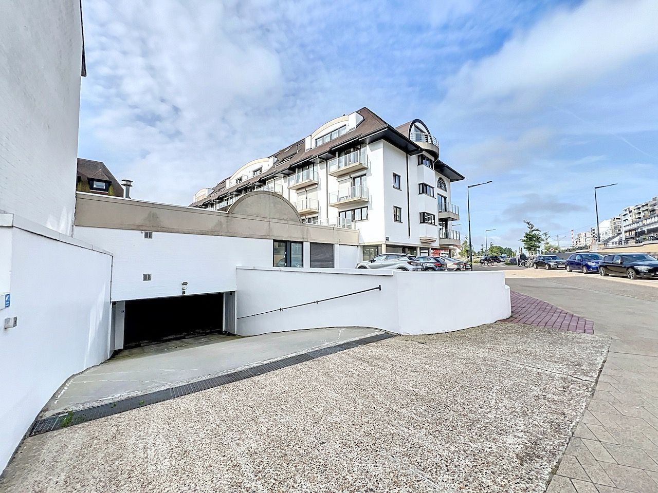 Ruime gesloten garagebox op wandelafstand van de Zeedijk foto 2