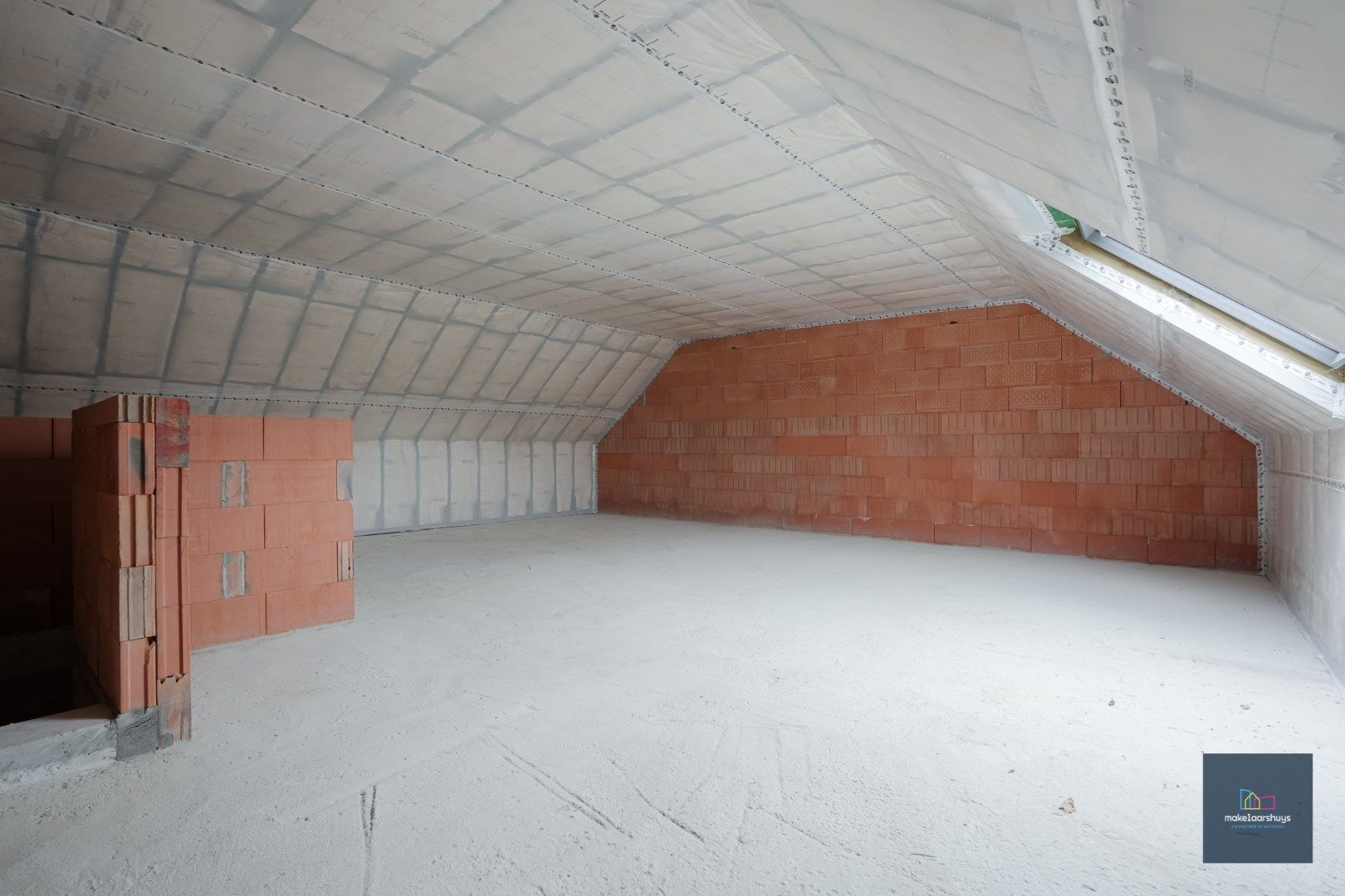 Halfopen casco villawoning met tuin en oprijlaan foto 10