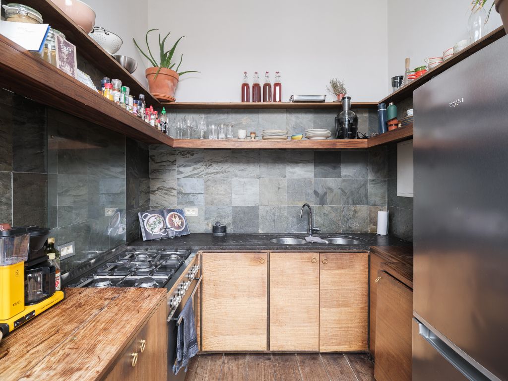 Bijzondere opbrengsteigendom bestaande uit o.m. twee handelsruimtes en twee ruime appartementen foto 4
