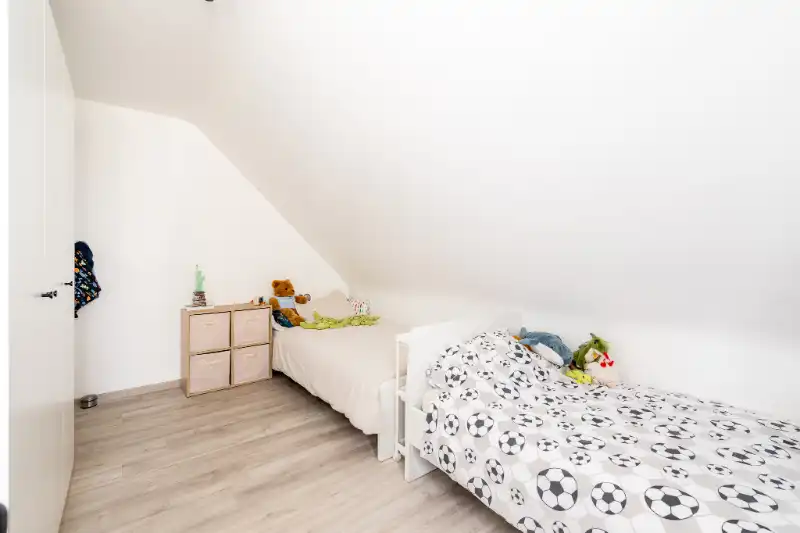 Halfopen bebouwing met praktische indeling in rustige woonwijk foto 13