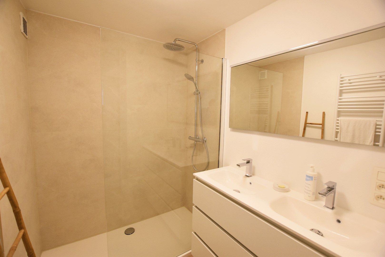 Mooi gemeubeld appartement rustig gelegen, doch centraal foto 9