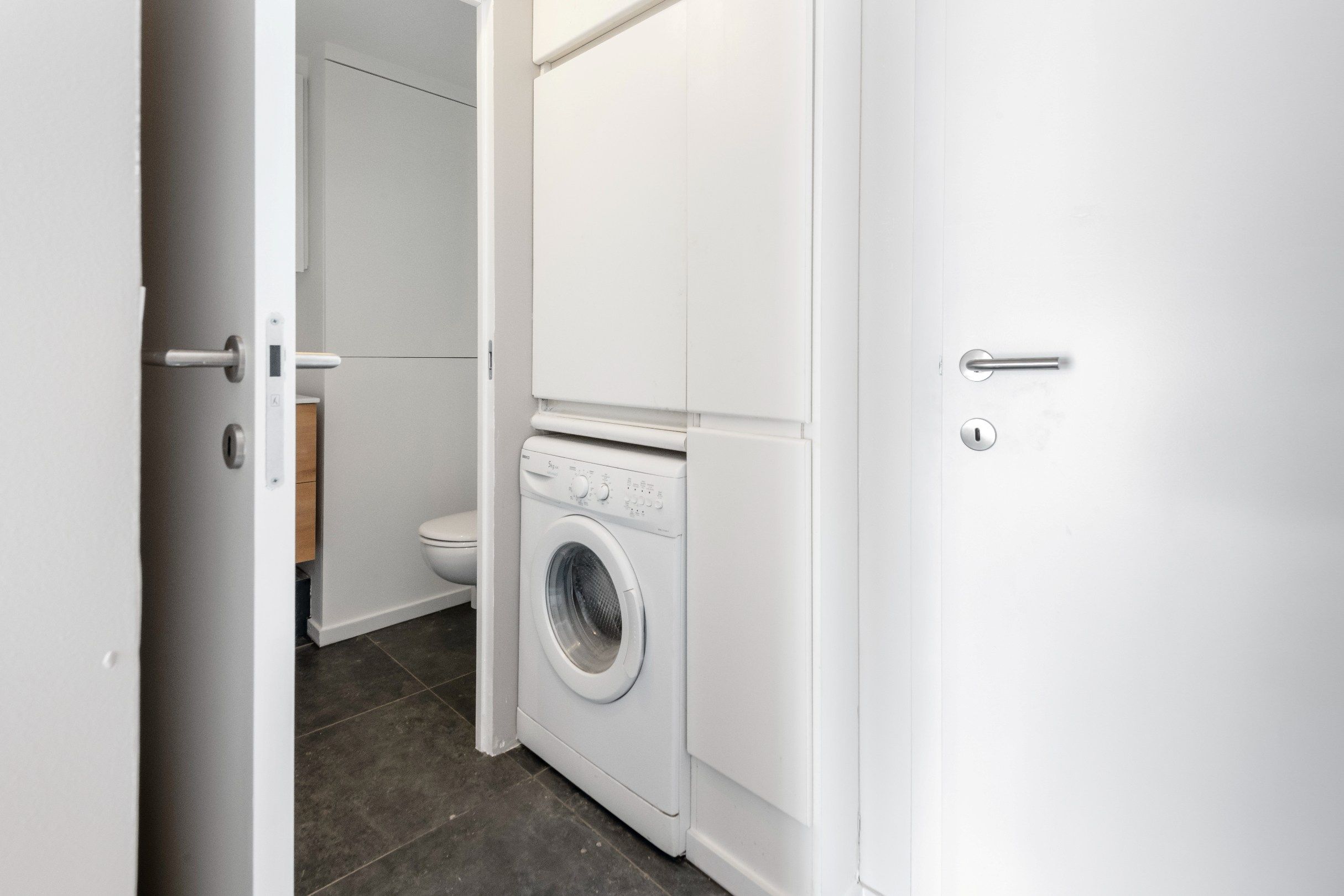 Aangenaam duplexappartement in een kleine residentie centraal gelegen vlakbij de winkels van de Lippenslaan. foto 6