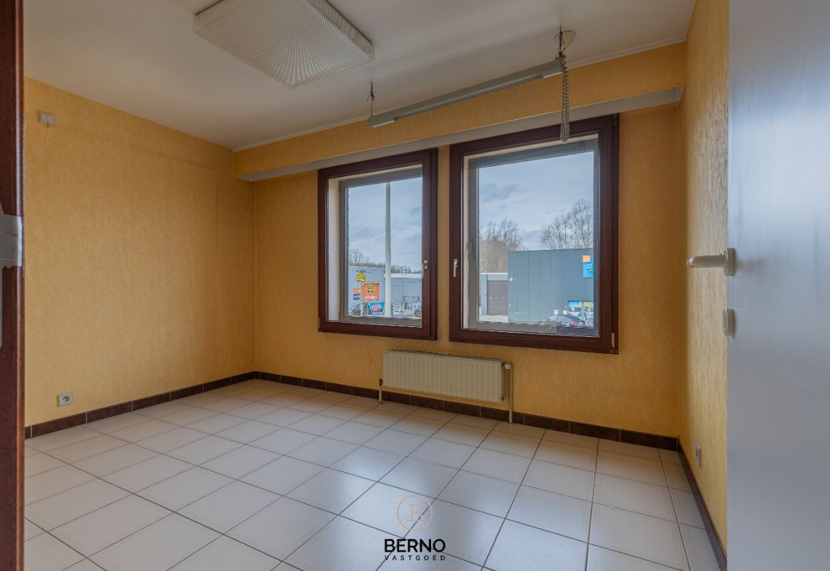 Building met praktijkruimte en 2 appartementen op commerciële locatie foto 13