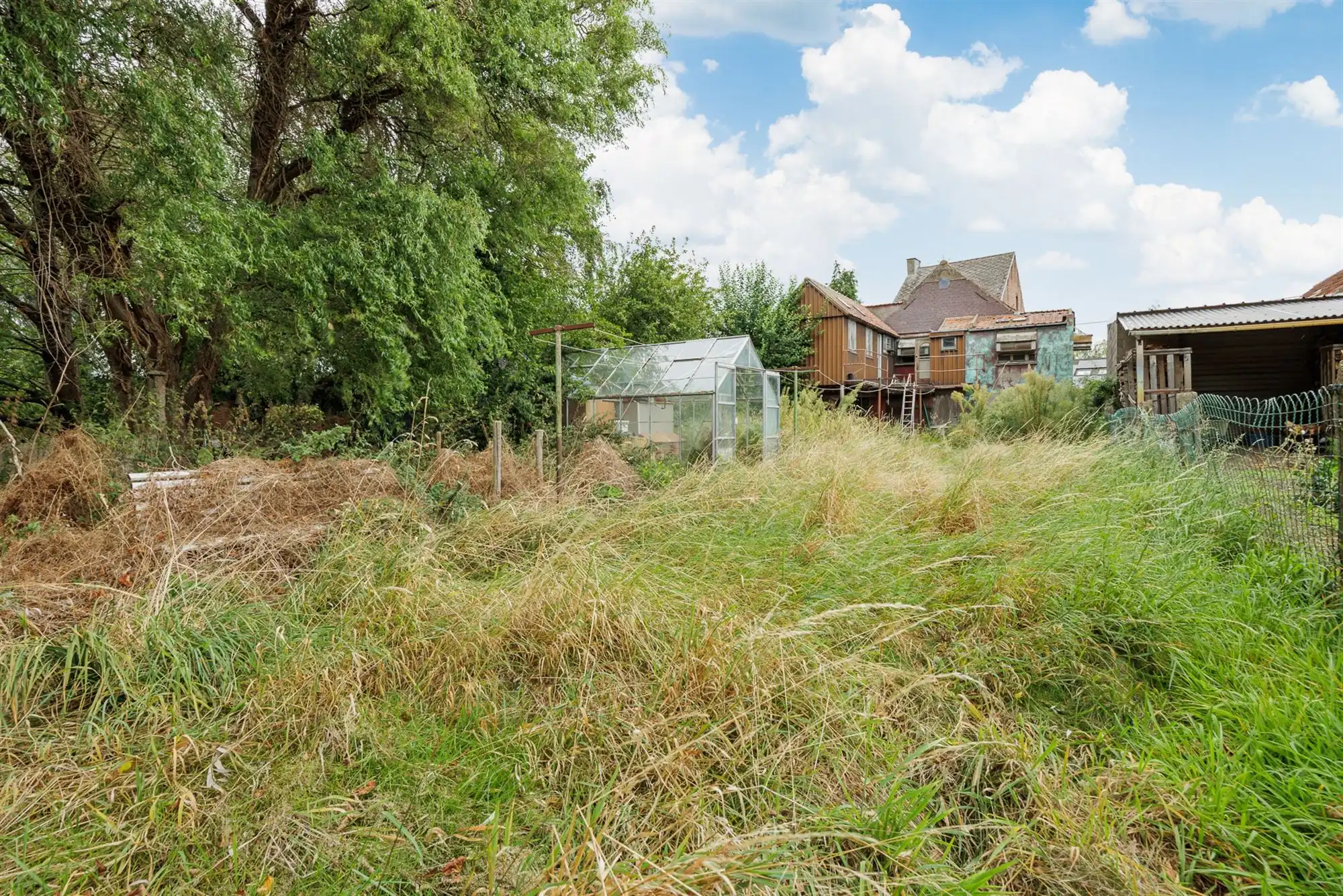 Te renoveren woning met garage, oprit en tuin foto 18