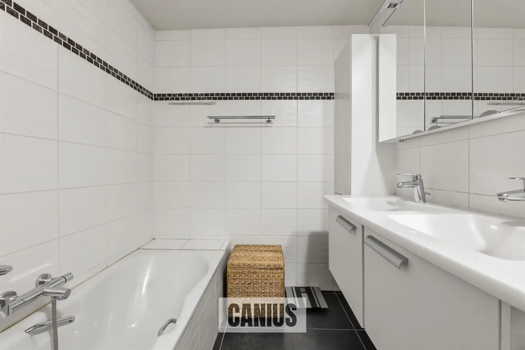 STIJLVOL GELIJKVLOERS APPARTEMENT MET DRIE SLAAPKAMERS foto 14