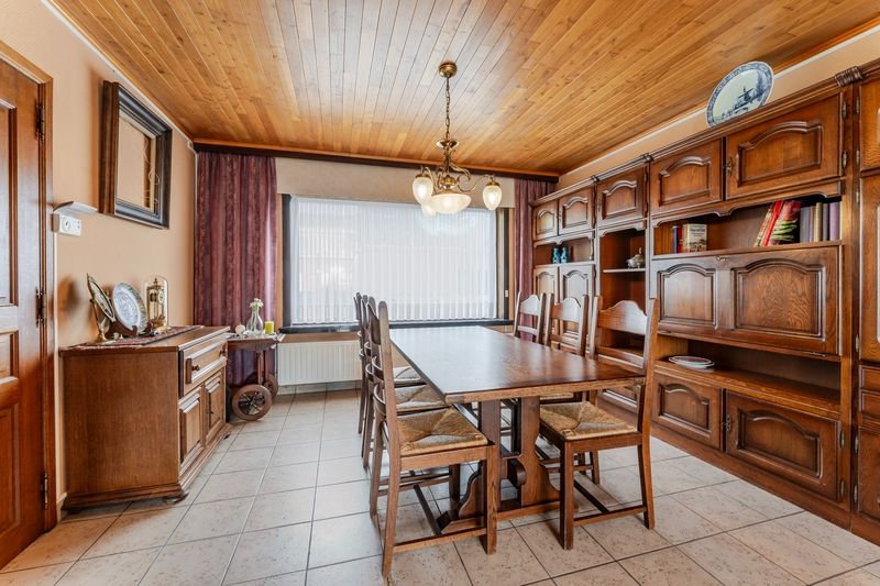 Roeselare-stadsrand. Uiterst verzorgde en goed gelegen woning met 3 slaapkamers en aparte ingang garagestraat. Gunstig EPC & conform elektriciteitsattest ! foto 7