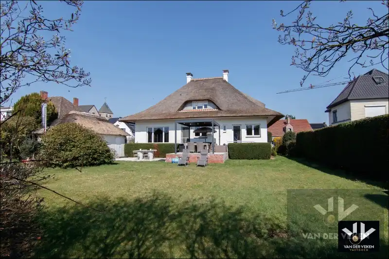 GROTENDEELS GERENOVEERDE GEZINSWONING foto 3