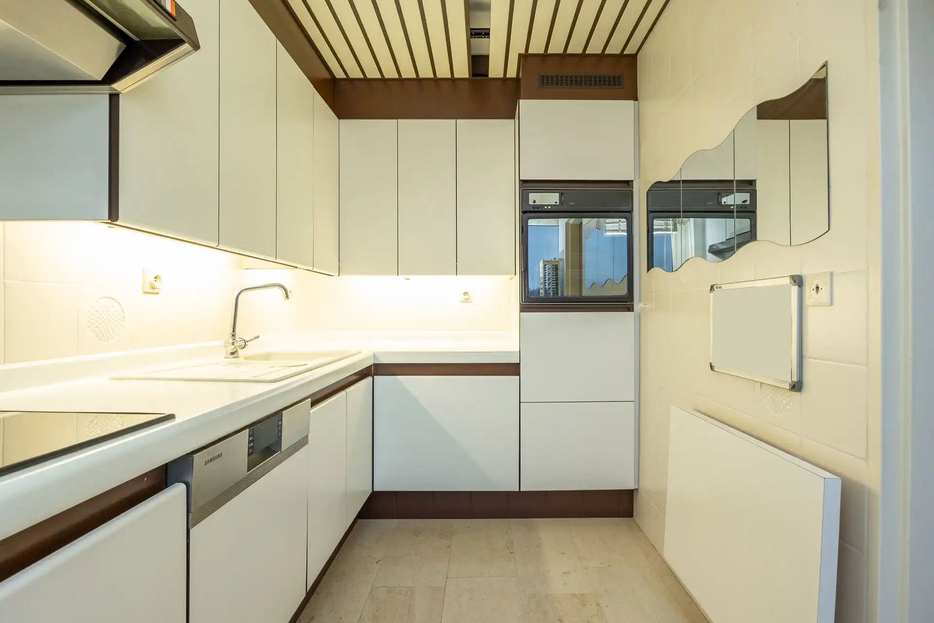 Lichtrijk appartement met drie slaapkamers en terras foto 29