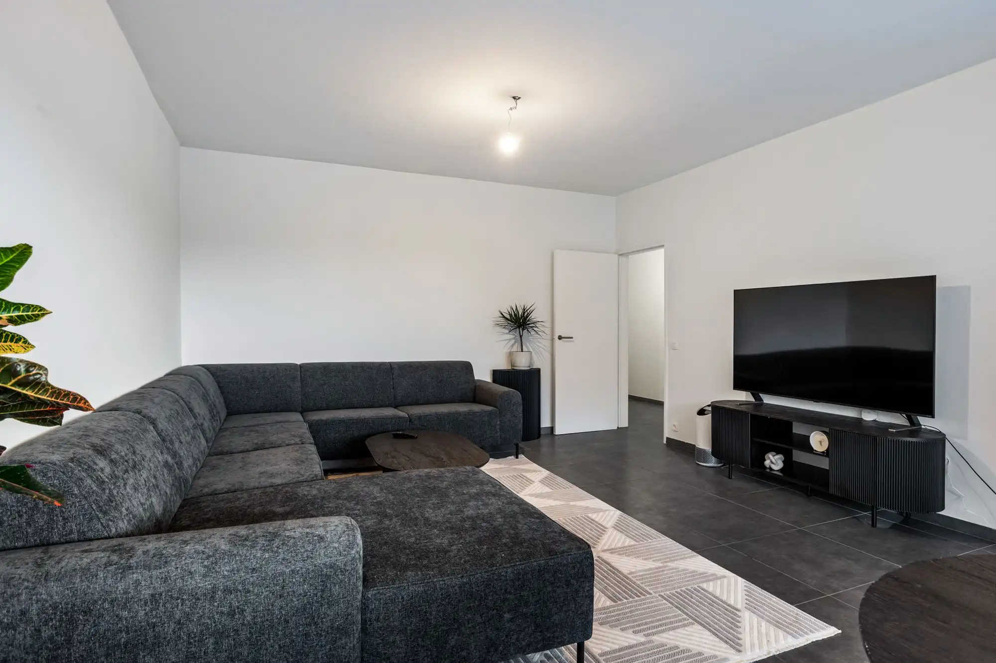 Volledig gerenoveerd 2-slaapkamerappartement met terras, garagebox en groen uitzicht! foto 7