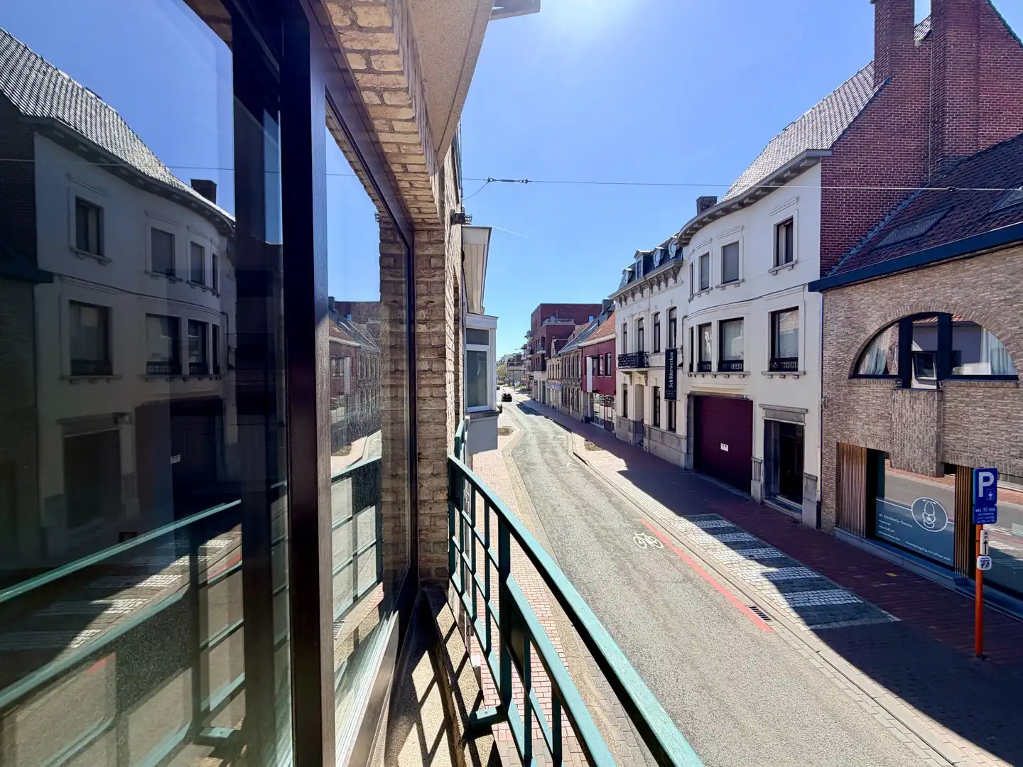 Instapklaar tweeslaapkamerappartement met ruim terras & kelder in centrum Roeselare! foto 6