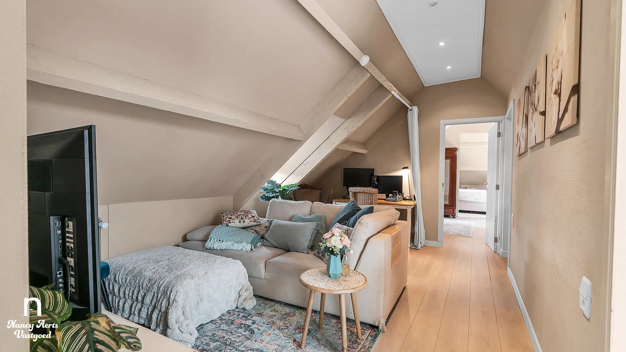 Veelzijdige villa met bijna 20 are groen en aparte woonunit foto 21