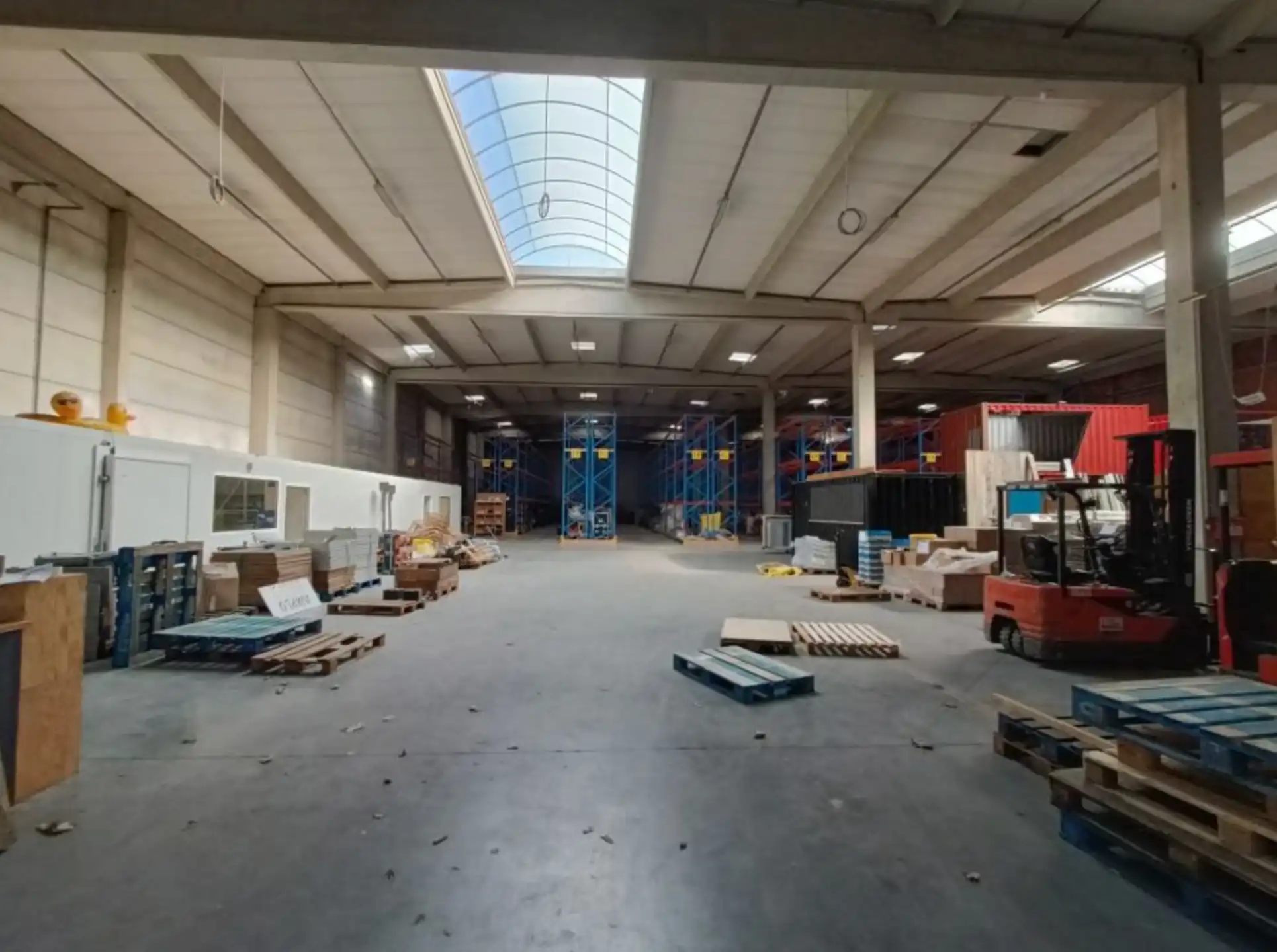 Magazijn met kantoorruimte te huur in Mechelen.  foto 4