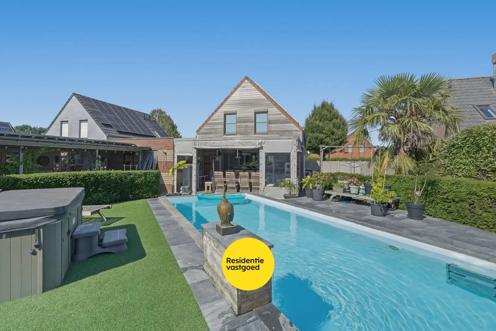 Instapklare halfopen bebouwing met 3 slaapkamers en zwembad foto {{pictureIndex}}