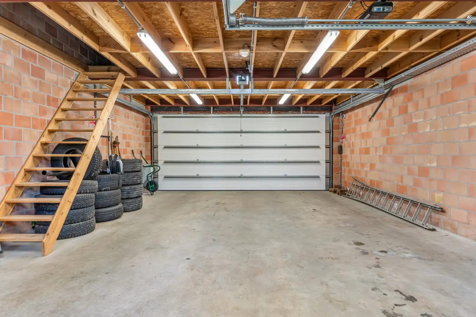 Unieke, hoogwaardig afgewerkte stadswoning op een ruim perceel mét ruime garage bereikbaar langs de achterzijde! foto 42