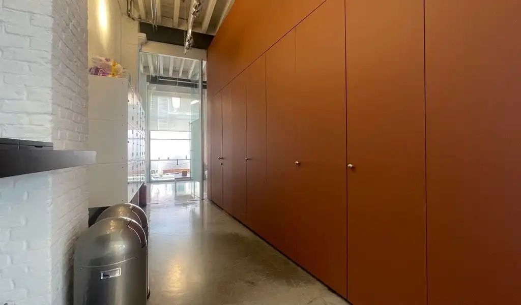 Trendy kantoor in gerenoveerd pakhuis nabij het Eilandje foto 12