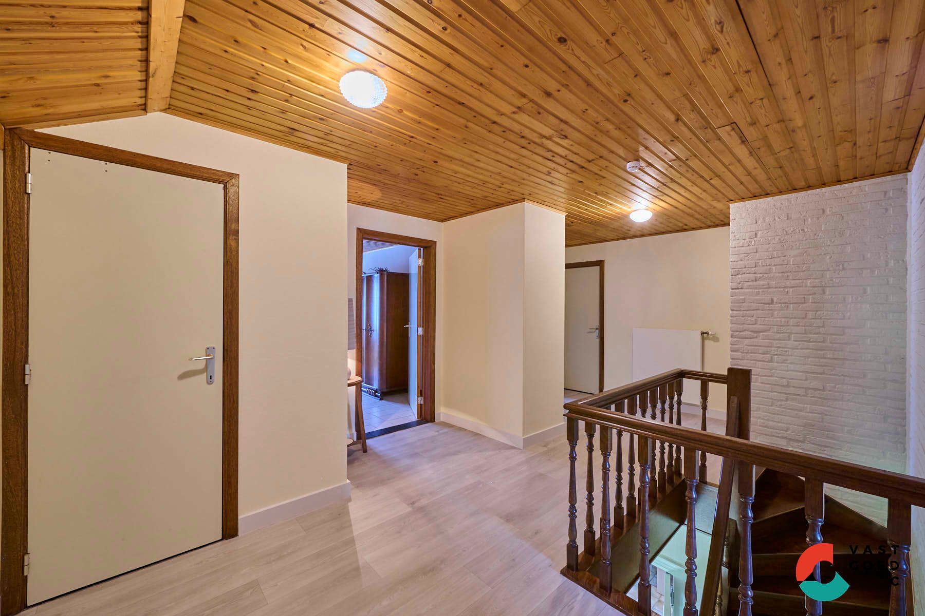 Ruime gezinswoning omringd door groen op een perceel met vrij uitzicht foto 15