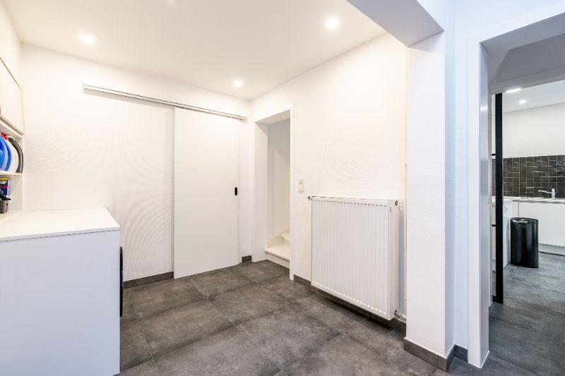 Recent gerenoveerde woning met ruime garage foto 9