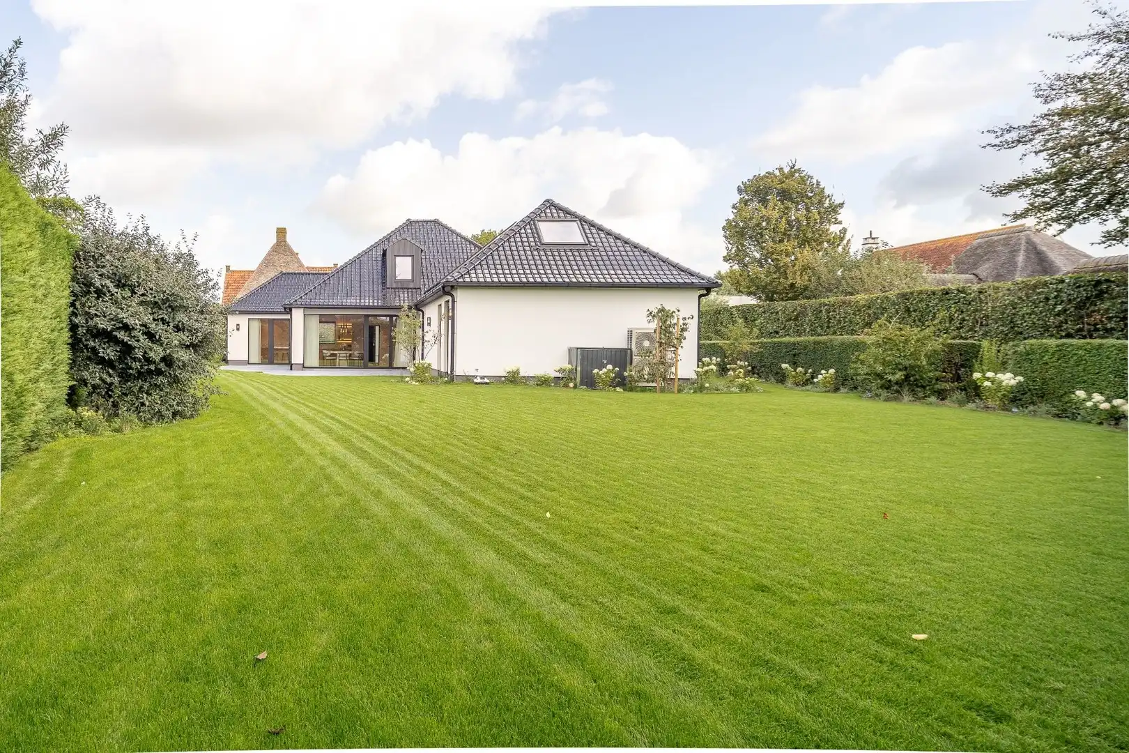 Prachtige alleenstaande villa met 5 slaapkamers gelegen in een rustige residentiële omgeving. foto 36