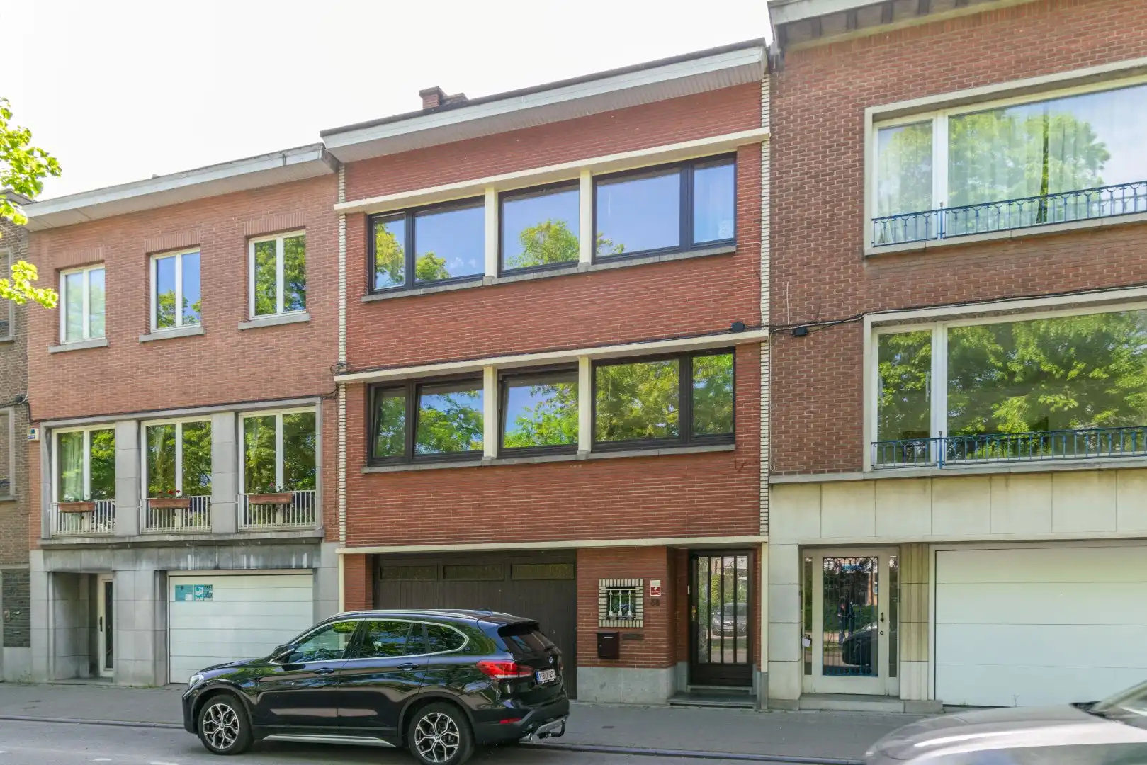 Een opbrengsteigendom bestaande uit 2 appartementen,  garage en tuin.  foto {{pictureIndex}}