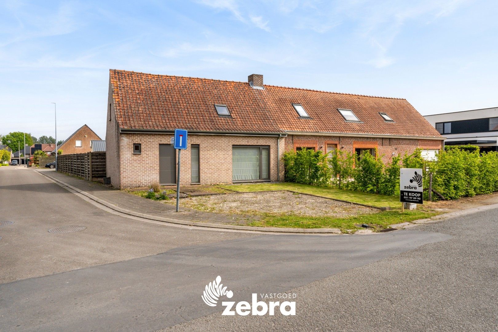 Instapklare woning met drie slaapkamers en loods op een toplocatie te Izegem! foto 5