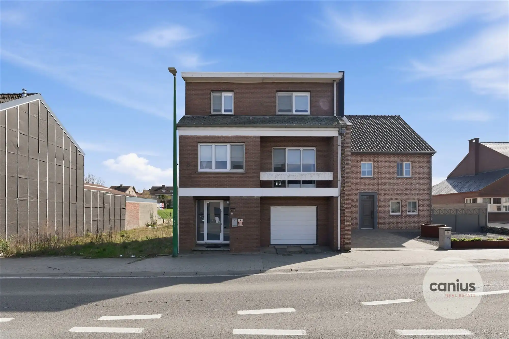 CHARMANTE BEL-ETAGE WONING MET 3 SLAAPKAMERS, GARAGE EN TUIN foto {{pictureIndex}}