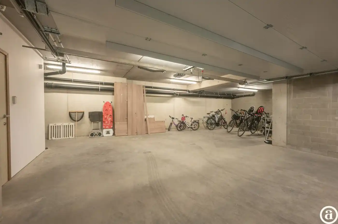 Recente woning aan het karaktervolle Oosthoekplein.          foto 25