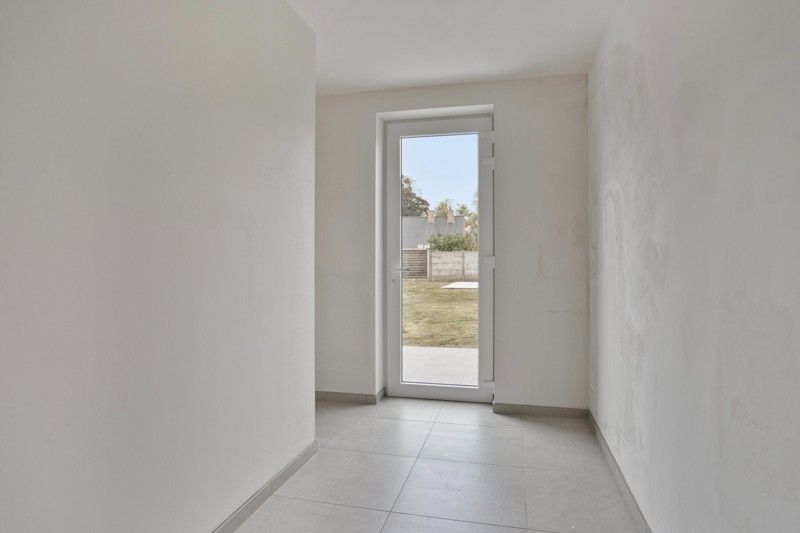 Prachtige, verrassend ruime nieuwbouwwoning met 3 slaapkamers én inpandige garage te koop in Dentergem! foto 9