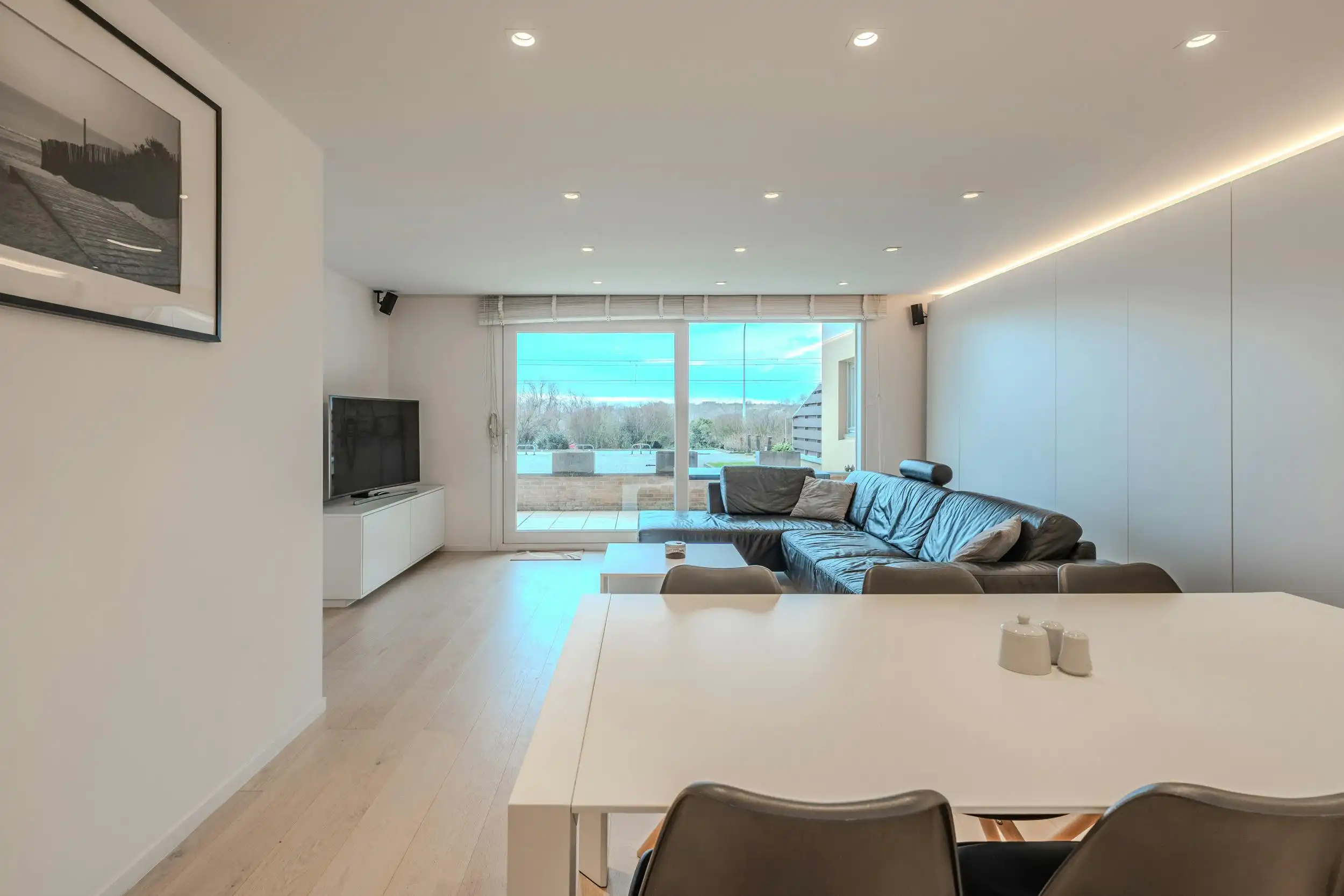 Uitzonderlijk ruim appartement met drie slaapkamers foto 3