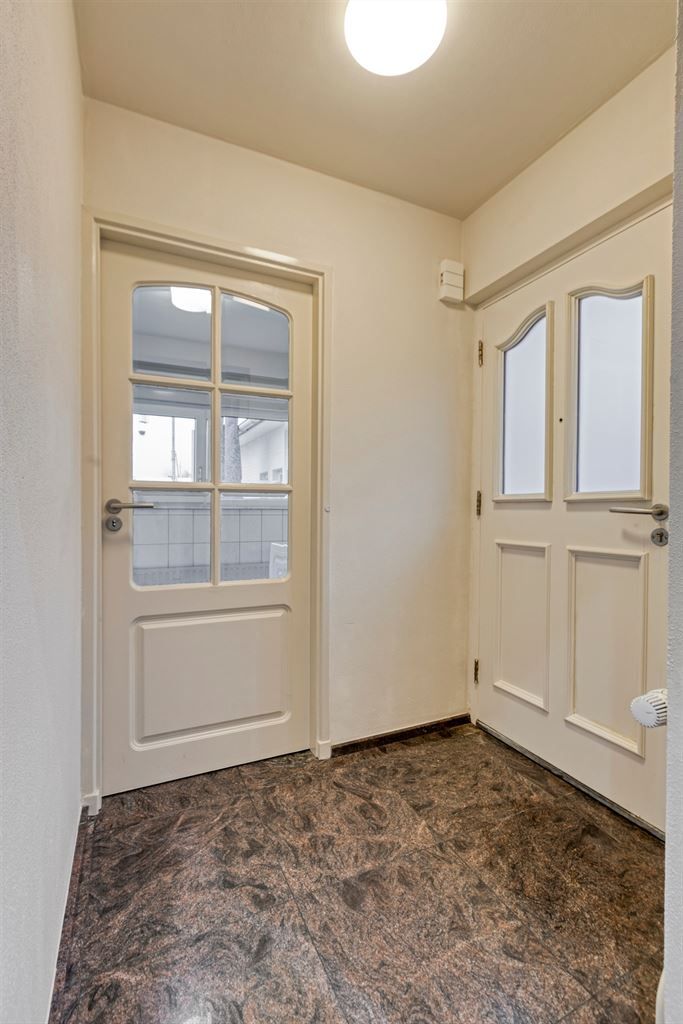 Vrijstaande woning met 3 slaapkamers, inpandige garage en een omheinde tuin, rustig gelegen nabij het centrum van Maaseik. foto 16