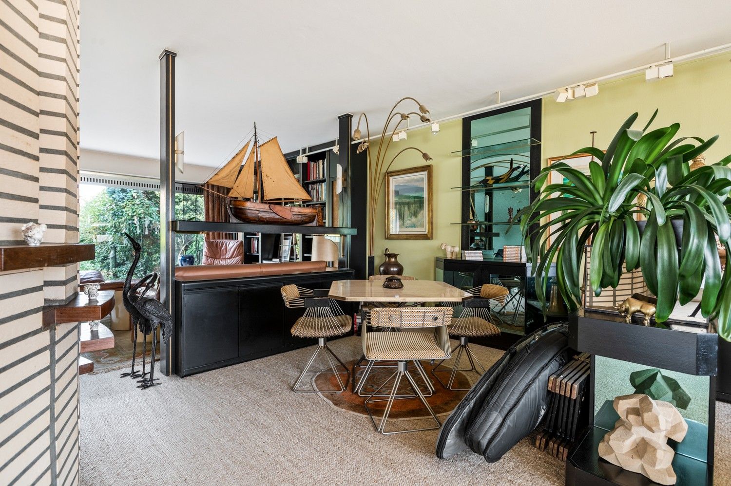 Karaktervolle halfopen woning met garage, oprit en gezellige tuin nabij het centrum van Borsbeek! foto 7