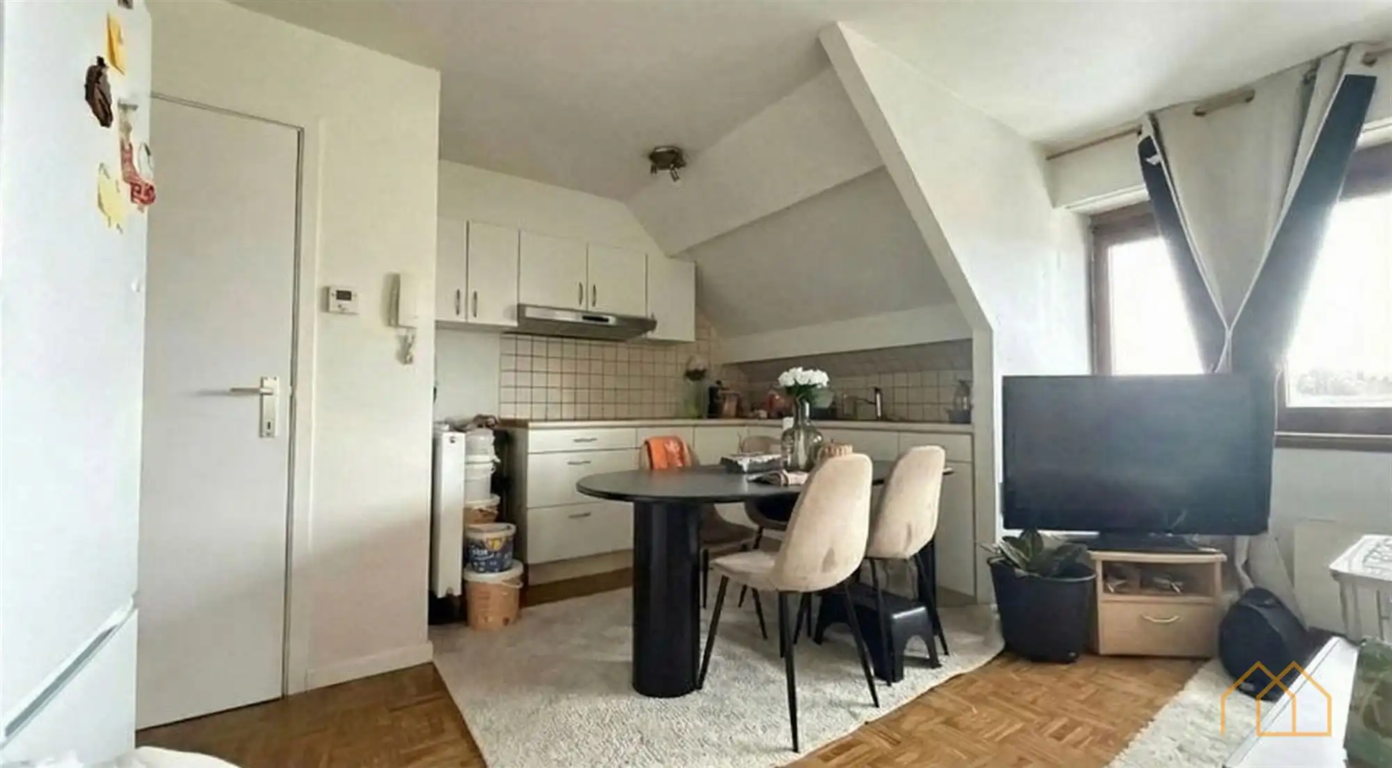 Dakappartement met 2 slaapkamers en parkeerplaats foto 4