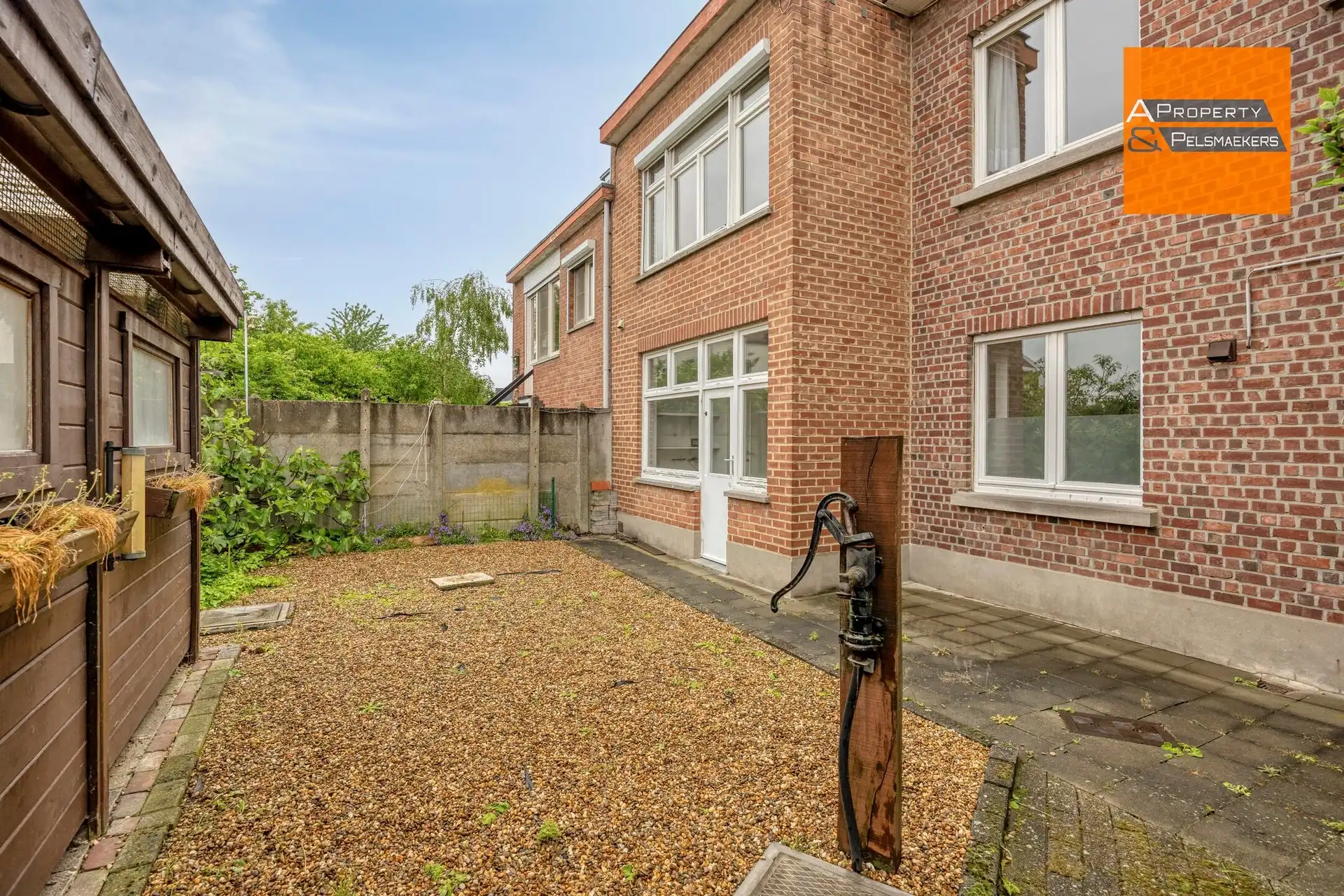 Kleine opbrengsteigendom met 2 appartementen te renoveren foto 30