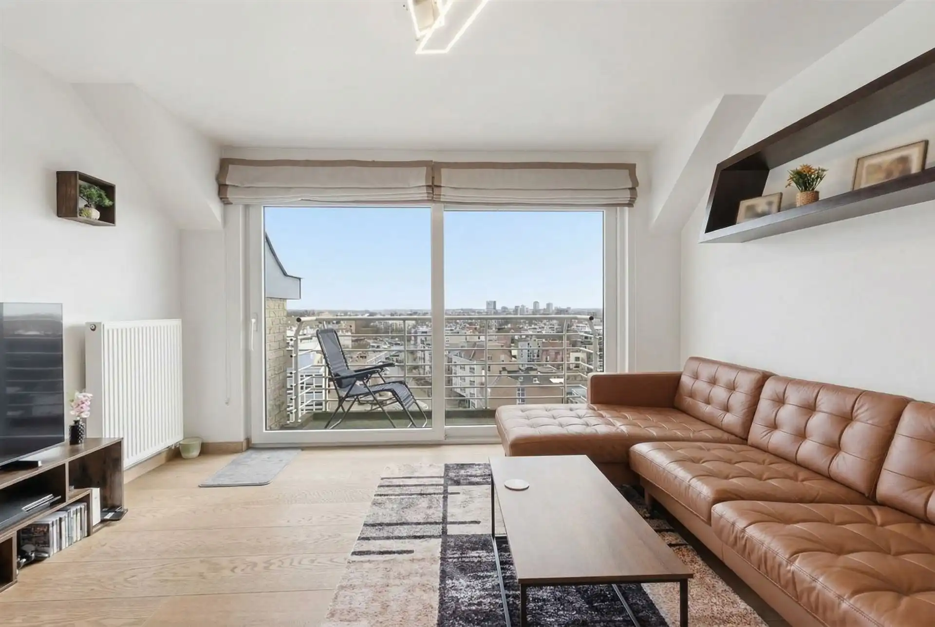 ZUIDGERICHT / VLAK AAN ZEEDIJK  foto {{pictureIndex}}