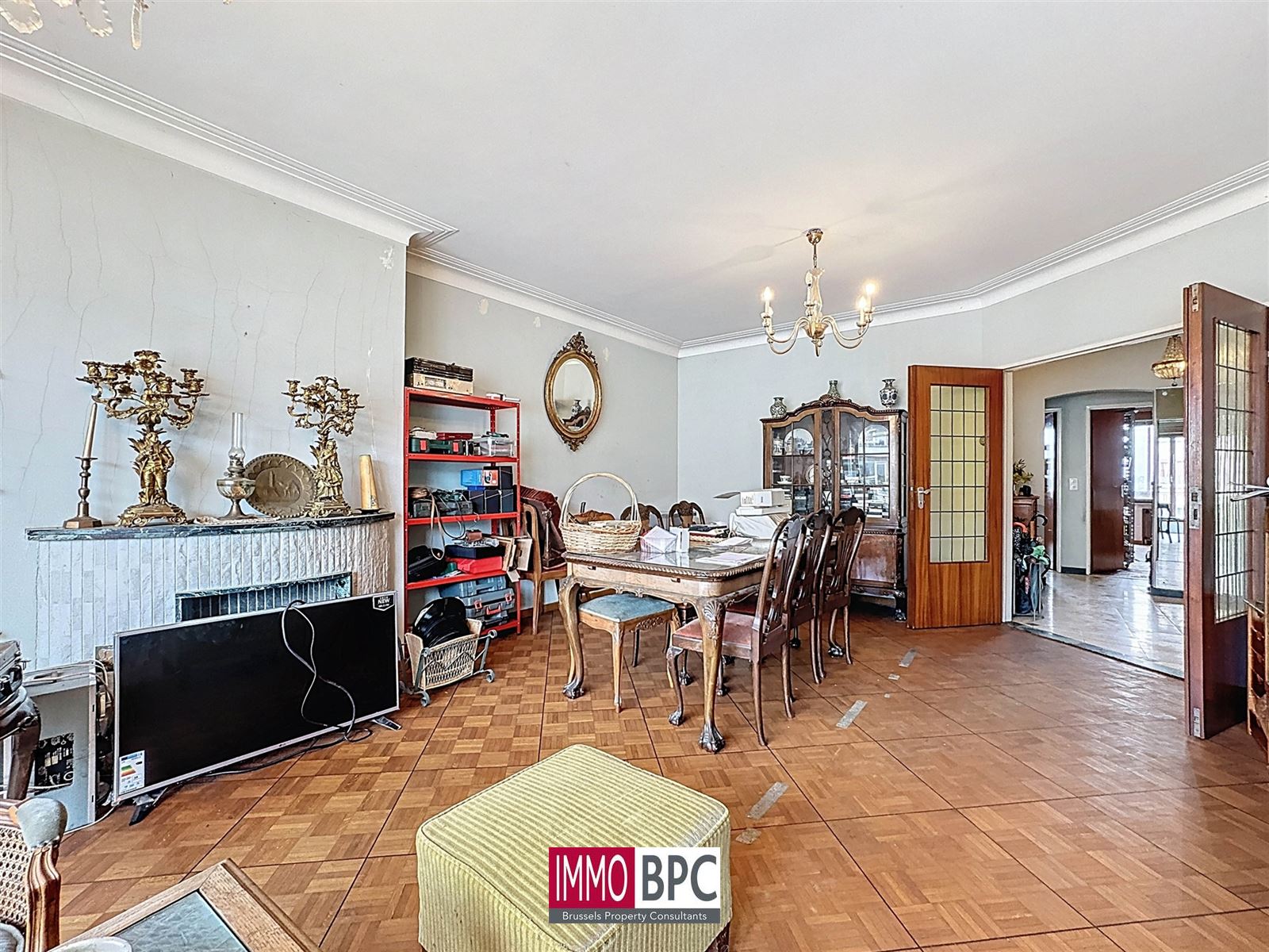 Ruim en lichtrijk appartement met 2 slaapkamers, terras en groot renovatiepotentieel in Koekelberg foto 3