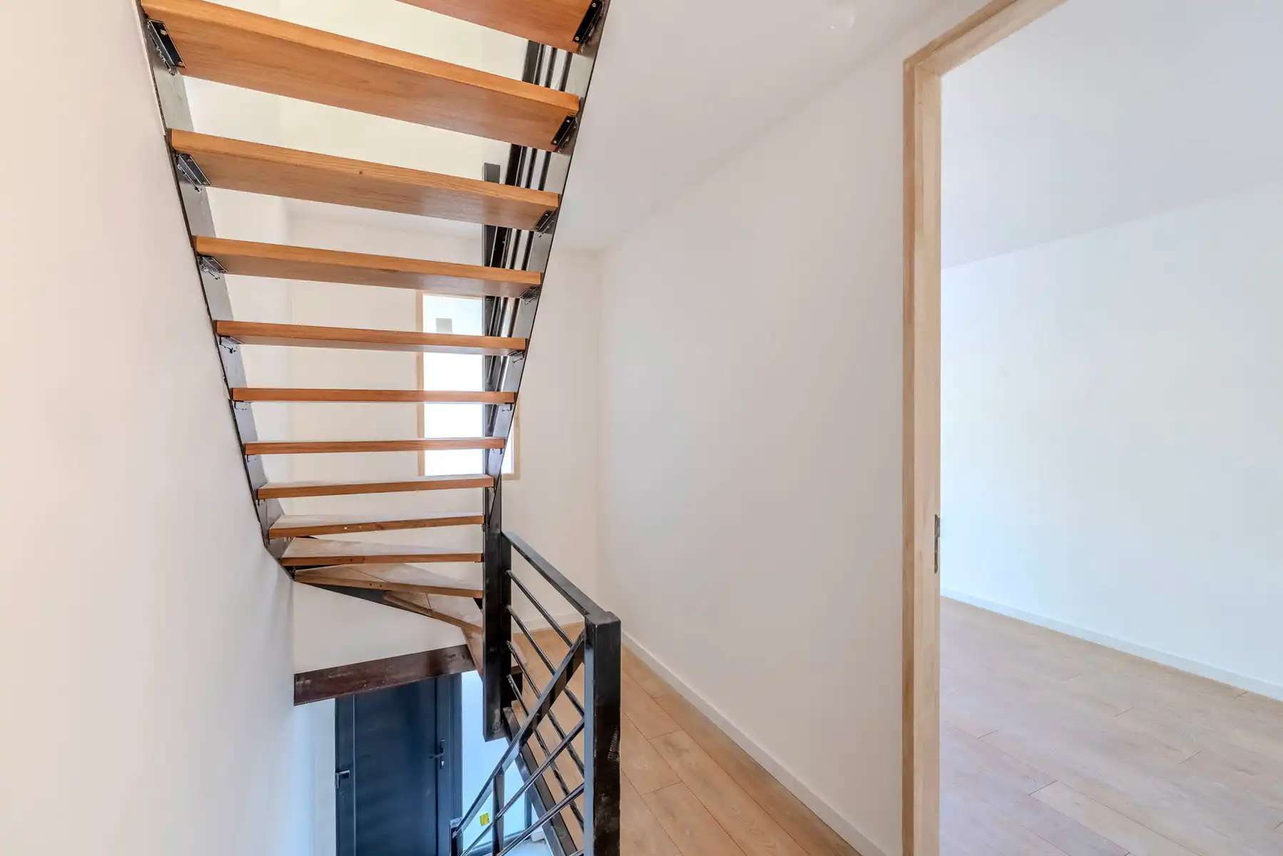 Gerenoveerde woning met 3 slpks, tuin en garage foto 10