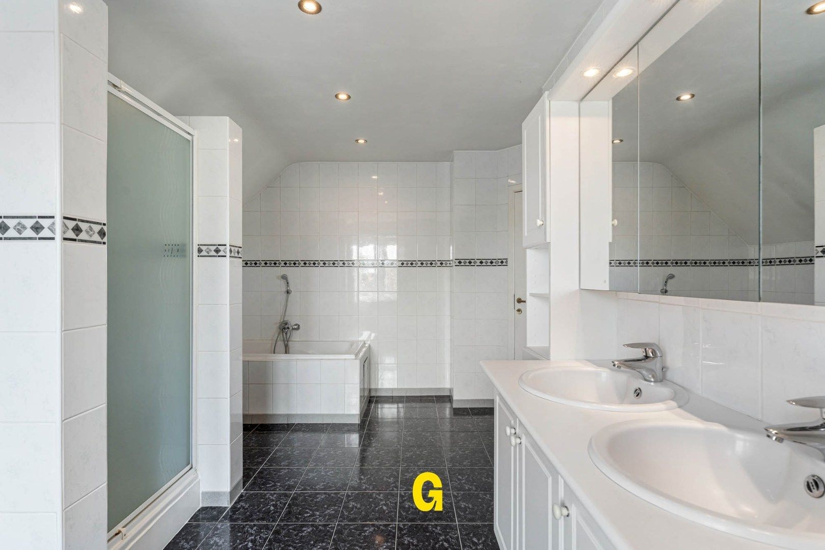 Verzorgde half-vrijstaande woning van degelijke kwaliteit, in een doodlopende kindvriendelijke straat in het mooie Romershoven foto 22