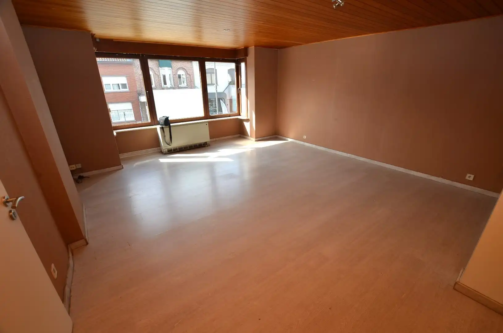 Ruim woonhuis met pakhuis/loods foto 15