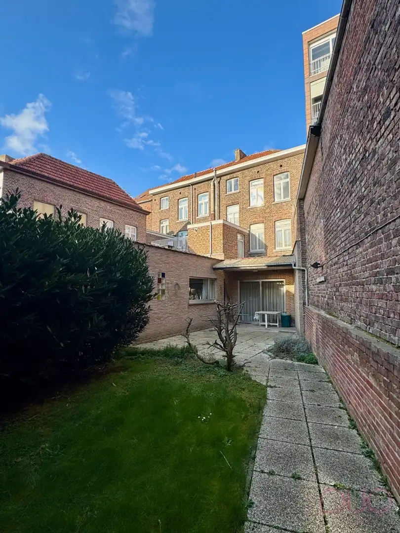 Prachtige herenwoning te renoveren in het hartje van Sint-Truiden met 6 slaapkamers en garage van 62m2 foto 2