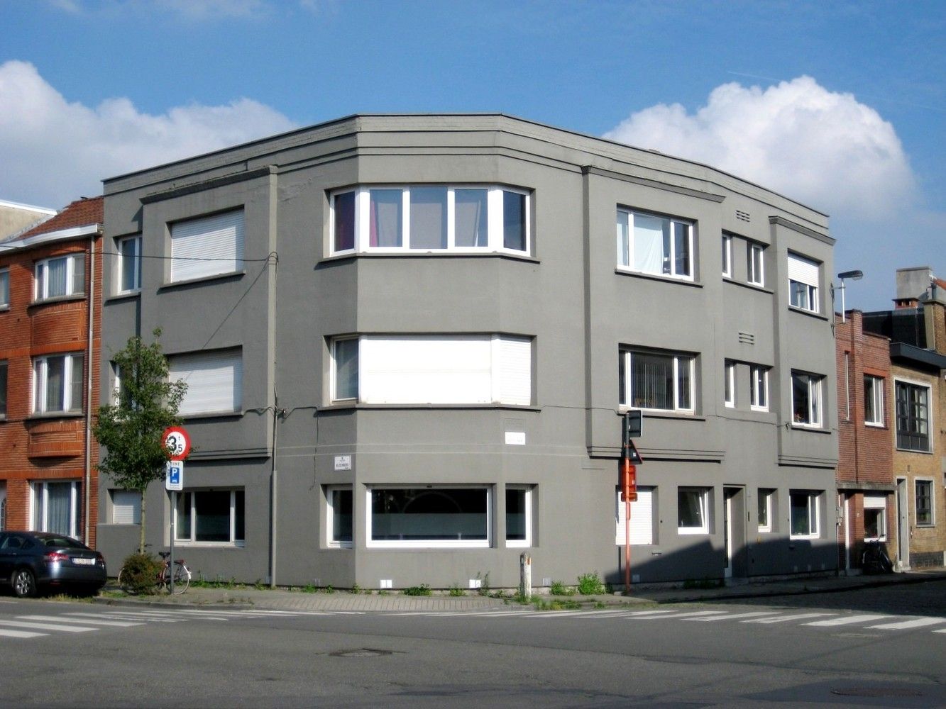 Hoofdfoto van de publicatie: Interbellum appartementsgebouw met 6 appartementen, erkend als bouwkundig erfgoed.