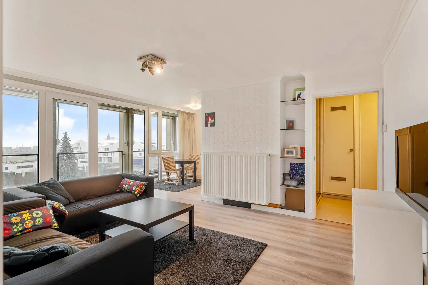 Lichtrijk appartement met 2 slaapkamers, terras en twee autostaanplaatsen, nabij het centrum van Sint-Truiden. foto 3