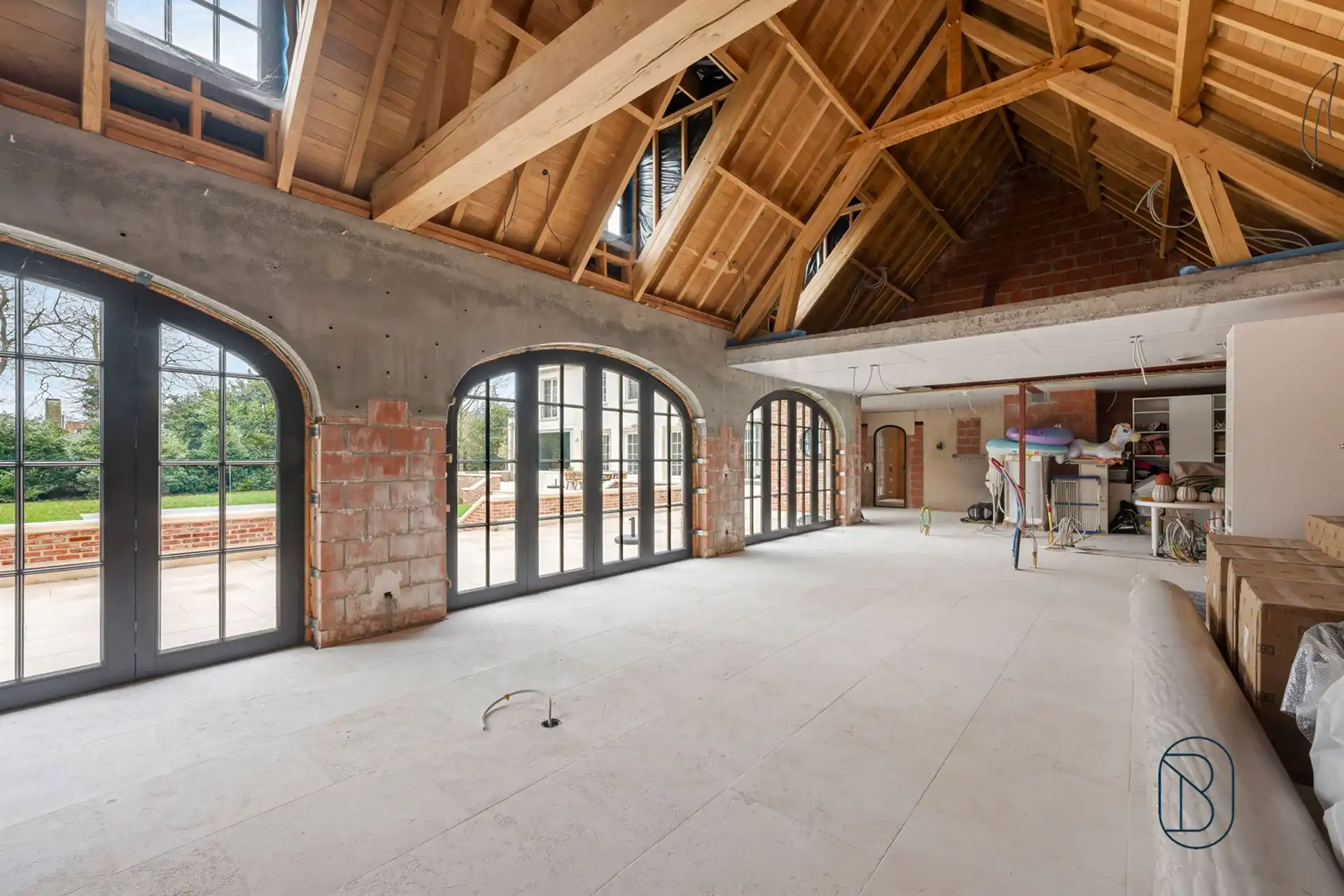 Prachtig afgewerkte franse villa met bijgebouw en zwembad foto 45