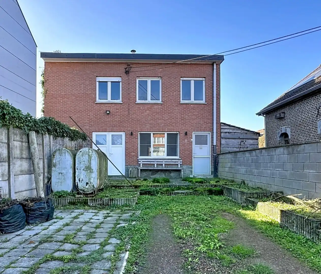 Ruime Gezinswoning met Zonnige Tuin en Renovatiepotentieel foto 17