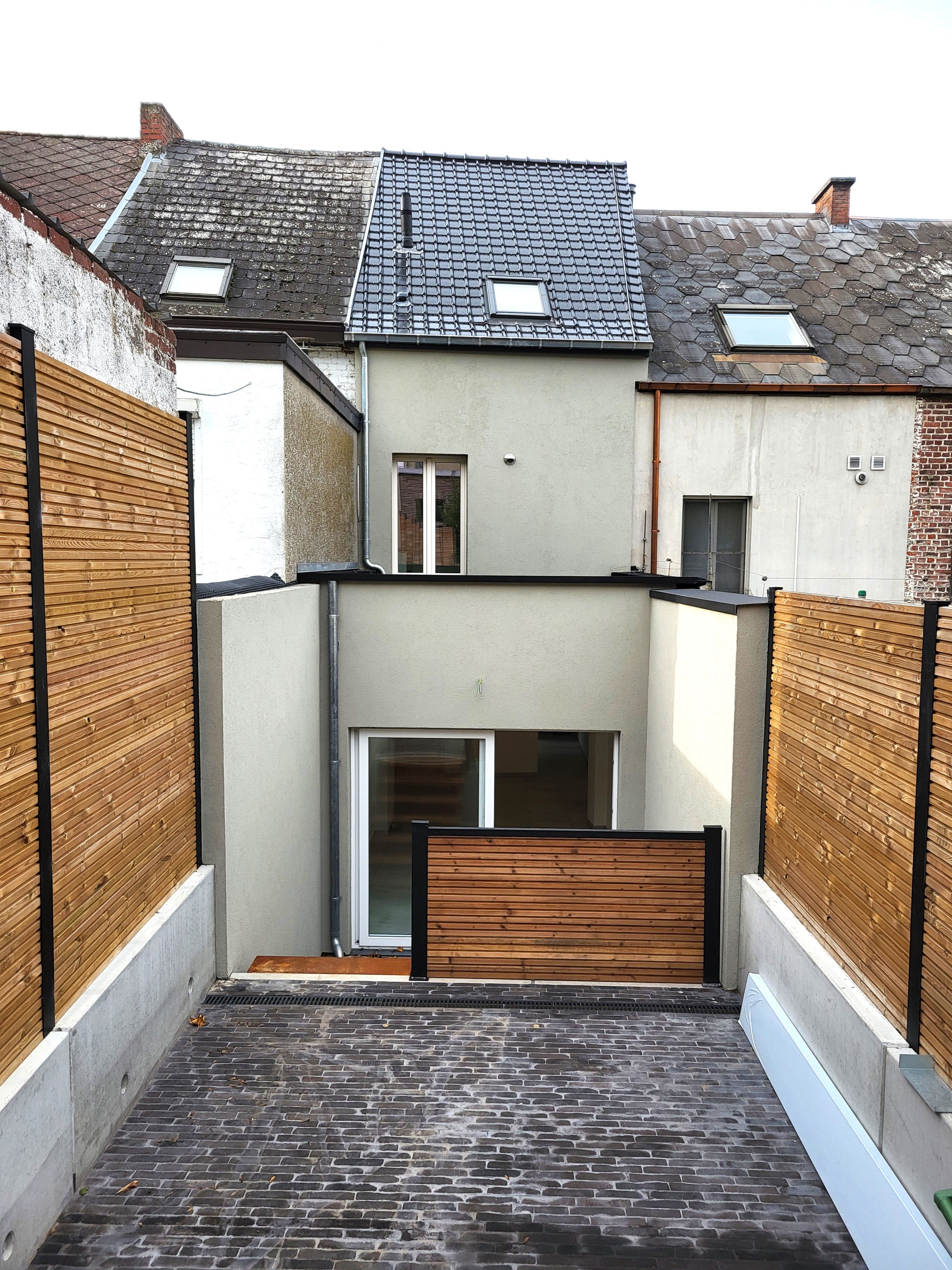 Deze volledig gerenoveerde woning (2025) biedt modern wooncomfort op een centrale ligging in het centrum, met winkels, scholen en openbaar vervoer op wandelafstand.  foto 8