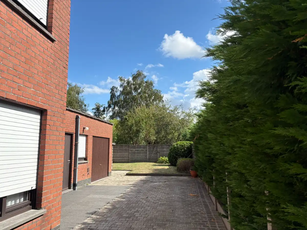 EENGEZINSWONING + garage & grote tuin foto 7