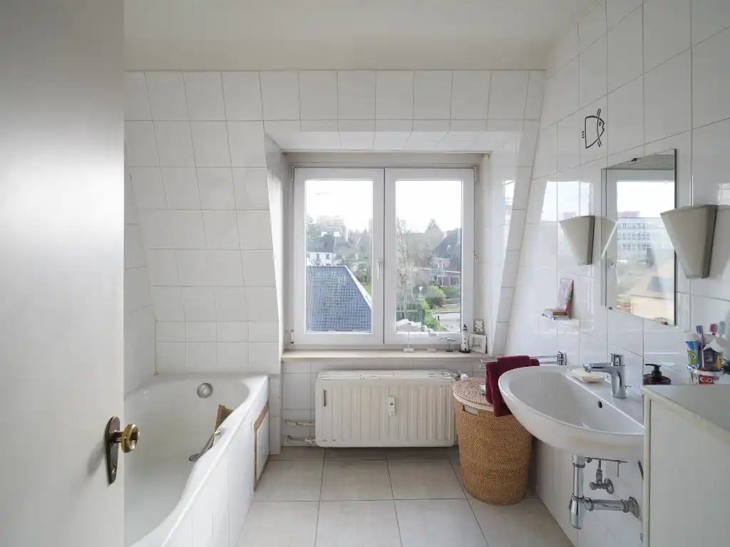 Ruim en stijlvol duplexappartement (bew. opp. ±154 m²) met 3 slaapkamers, gelegen in de standingvolle residentie ‘Versailles’, op slechts 10 minuten van het centrum van Gent. foto 16