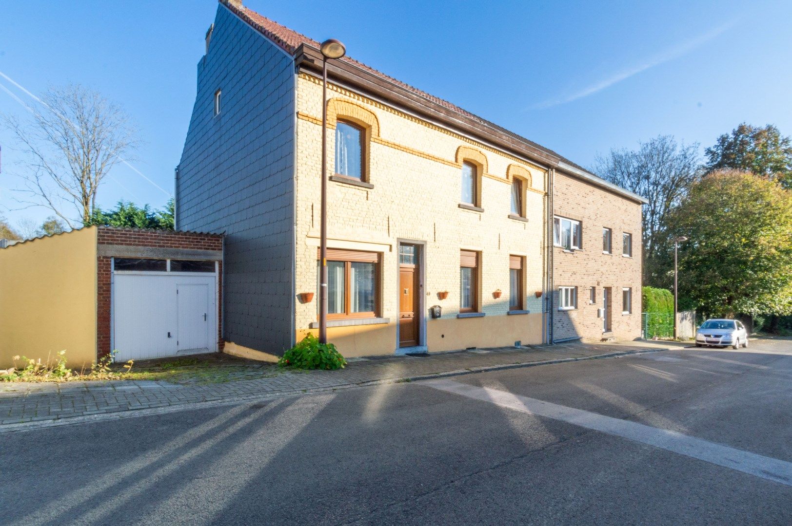 Hoofdfoto van de publicatie: Ruime en lichtrijke driegevelwoning met garage + atelier!